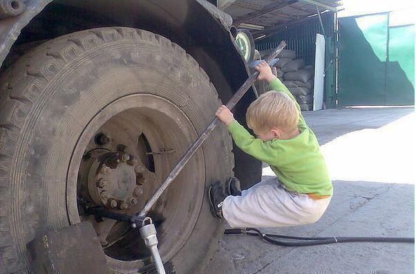 Naziv: baby-changing-truck-tyre.jpg, pregleda: 176, veličina: 42,3 KB