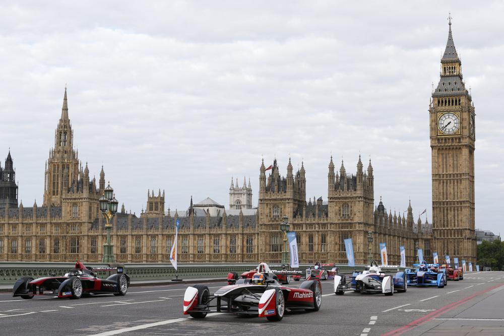 Naziv: 1.-The-all-electric-Formula-E-cars-race-on-Westminster-Bridge.jpg, pregleda: 130, veličina: 99,0 KB