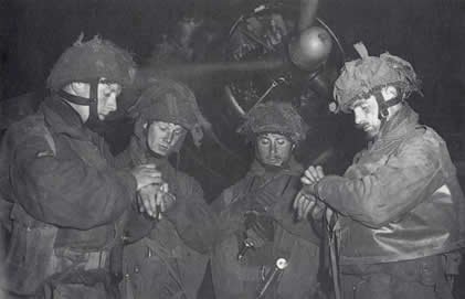 Slika E , britanski piloti podešavaju satove.jpg