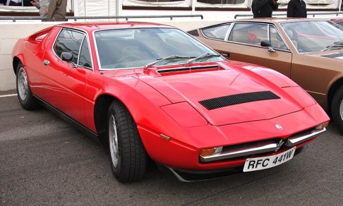 Maserati_Merak_red_front_(2009-10-03).jpg