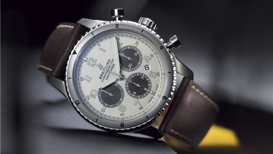 navitimer-aviator-8-b01-chronograph-43-limited-edition_02.jpg