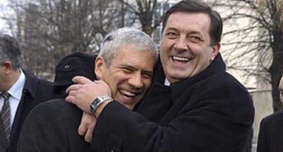 Zagrljaj Tadic i Dodik.jpg Zagrljaj Tadic i Dodik.jpg