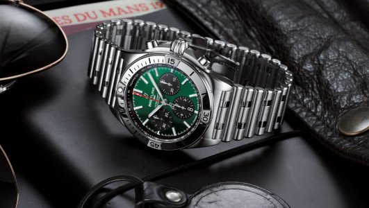 05_chronomat-b01-42-bentley-with-a-green-dial-and-black-contrasting-chronograph-counters.jpg