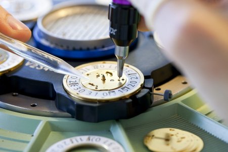 FARONE Stabio, Schweiz - Uhrwerkmontage.jpg FARONE Stabio, Schweiz - Uhrwerkmontage.jpg