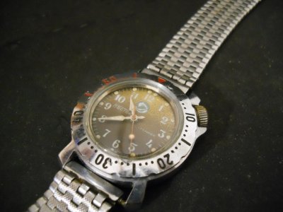 Junior sa narukvicom od Omikrona.jpg