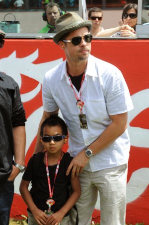 brad-pitt-maddox-italy-3-nc.jpg
