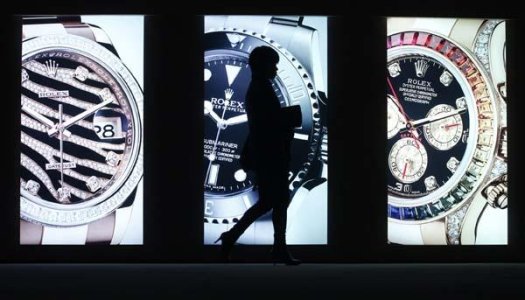 Zena pored Rolex reklama na Baselworldu 2012.jpeg