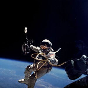 4 596px-Ed_White_performs_first_U.S._spacewalk_-_GPN-2006-000025.jpg