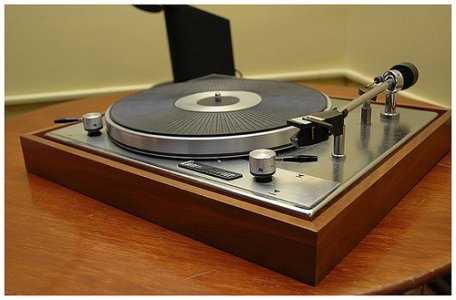 vintage turntable.jpg