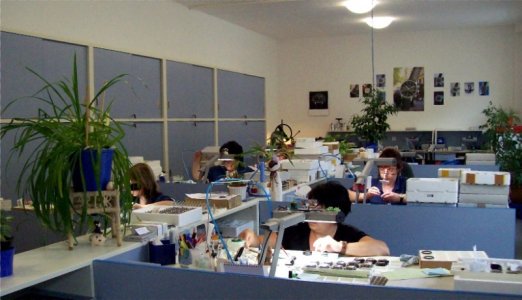 3 800px-Schsische_Uhrentechnologie_GmbH_Glashtte_SUG.jpg