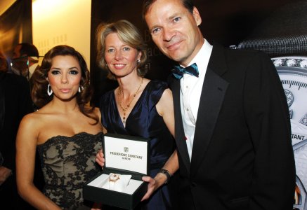 Frederique_Constant_at_Par_Coeur_Gala_2010_AlettaPeter_Stas_offering_a_Frederique_Constant_watch.jpg