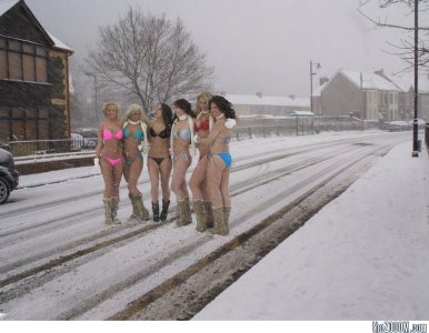 Snow-Bikini-Girls.jpg