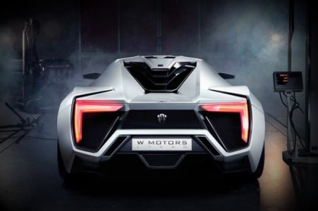 Cyrus%20Klepcys%20W%20Motors%20Lykan%20Hypersport%201.jpg