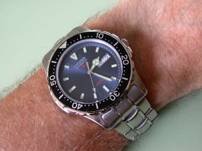 DiverNH6890Wrist.jpg