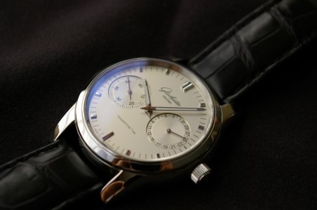 Glashütte-Original-Senator-Hand-Date1.jpg