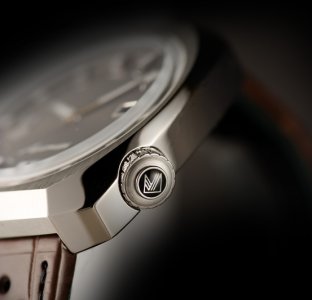 March-LA.B-AM3-crown.jpg March-LA.B-AM3-crown.jpg