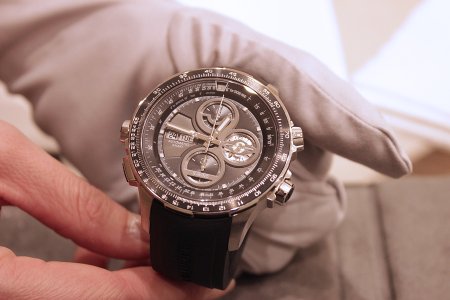 hamilton-khaki-xwind-held.jpg hamilton-khaki-xwind-held.jpg