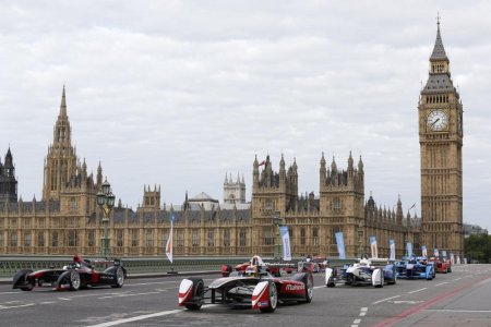 1.-The-all-electric-Formula-E-cars-race-on-Westminster-Bridge.jpg